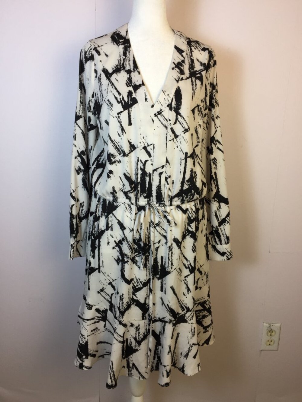 White House Black Market Dress 8P Womans Petite White Black V-neck Drawstring